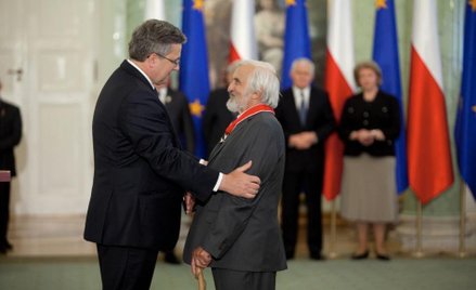 3 czerwca 2011. Prezydent Bronisław Komorowski honoruje Waldemara Kuczyńskiego krzyżem komandorskim 