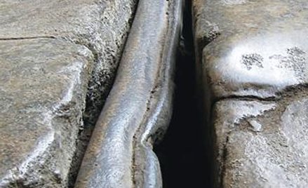 Tak wygląda dziś oryginalny ołowiany wodociąg z czasów rzymskich w Bath w Wielkiej Brytanii. Doprowa