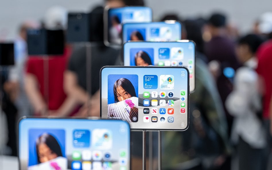 Iphone Duo wyprzedał się w minuty. Eksperci alarmują, że nie ma szans na szybkie dostawy i wskazują 