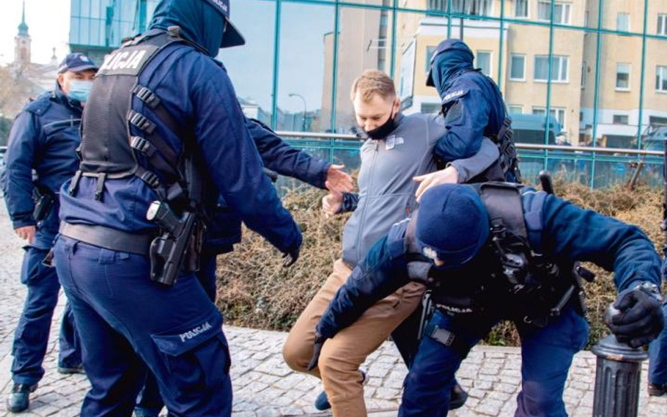 Bartosz Kramek (na zdjęciu: podczas manifestacji poparcia dla sędziego Igora Tulei) twierdzi, że zar