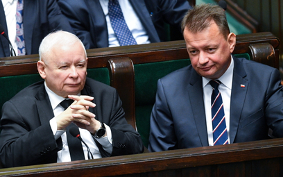 Prezes PiS Jarosław Kaczyński (L) i minister obrony Mariusz Błaszczak (P)