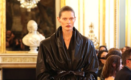 Małgosia Bela, polska topmodelka, podczas pokazu kolekcji Magdy Butrym na jesień i zimę 2026-2027 po
