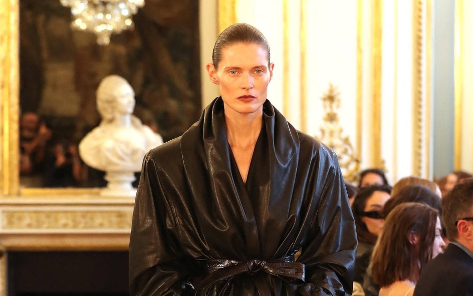 Małgosia Bela, polska topmodelka, podczas pokazu kolekcji Magdy Butrym na jesień i zimę 2026-2027 po