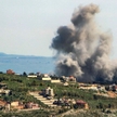 Dym unoszący się z miejsca izraelskiego nalotu na południowolibańską wioskę Chiam w pobliżu granicy 