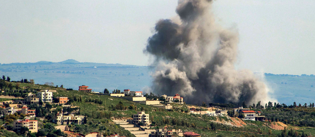 Dym unoszący się z miejsca izraelskiego nalotu na południowolibańską wioskę Chiam w pobliżu granicy 