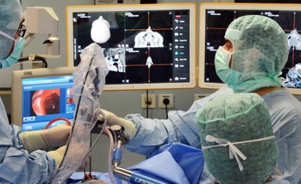 Czipy wszczepiono kilkudziesięciu ochotnikom przechodzącym operacje neurochirurgiczne