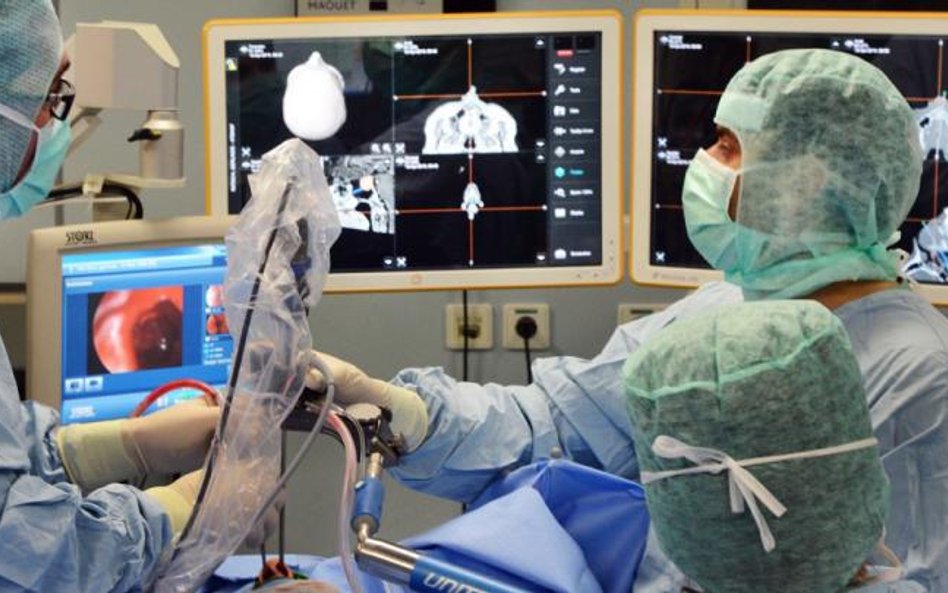 Czipy wszczepiono kilkudziesięciu ochotnikom przechodzącym operacje neurochirurgiczne