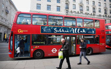 Kampania reklamowa w Wielkiej Brytanii: "Chwała Allahowi" na autobusach