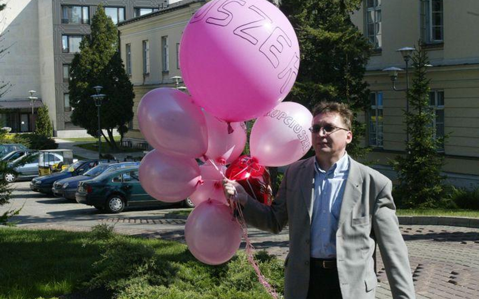 Piotr Gadzinowski na happeningu w obronie sklepów z używaną odzieżą, 2002 rok