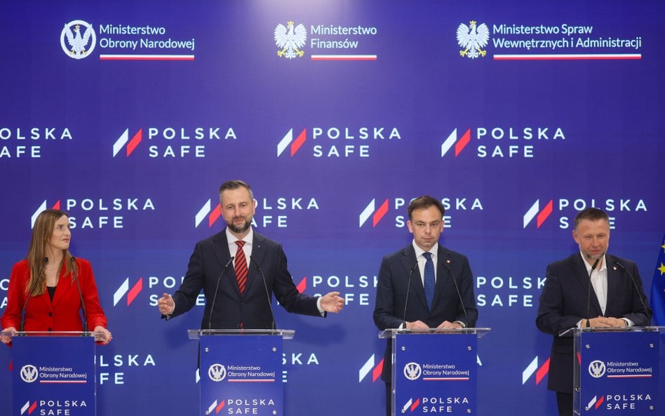 Pełnomocnik rządu ds. SAFE Magdalena Sobkowiak-Czarnecka, wicepremier, szef MON Władysław Kosiniak-K