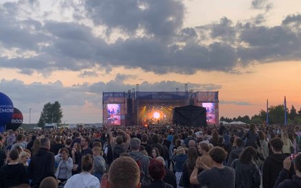 Ogromny tłum publiczności przed sceną główną Dni Bemowa 2025