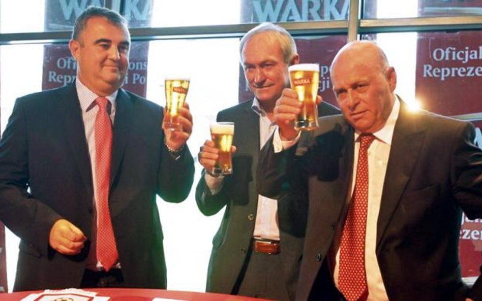 Grzegorz Lato wznosi toast warką. PZPN dostaje rocznie od sponsorów ok. 4 miliony euro