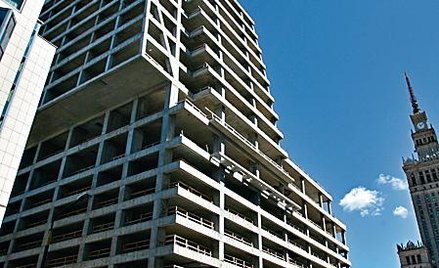 Szkielet Żagla najpierw czekał na decyzje sądu (budowę zablokowało siedmiu lokatorów sąsiedniego bud