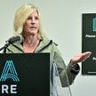 Erin Brockovich podczas konferencji w sprawie fali pożarów w Kalifornii w 2025 roku.