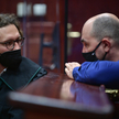 Oskarżony pisarz Jakub Żulczyk i jego obrońca mec. Krzysztof Nowiński na sali Sądu Okręgowego w Wars