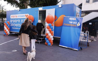 Mobilne centrum szczepień w Tel Avivie