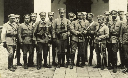 Józef Piłsudski ze sztabem Pierwszej Kompanii Kadrowej (sierpień 1914 r.).