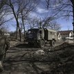 Żołnierz ukraińskiej armii przy porzuconej przez Rosjan ciężarówce