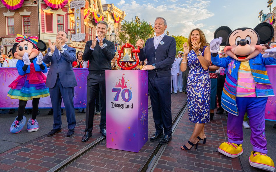 Josh D’Amaro (z lewej) i ustępujący dyrektor generalny The Walt Disney Company Bob Iger (z prawej) p