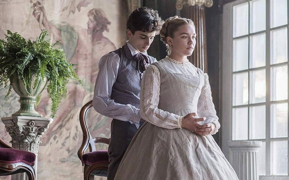 Florence Pugh i Timothée Chalamet w filmie „Małe kobietki”. Od najbliższego piątku w kinach