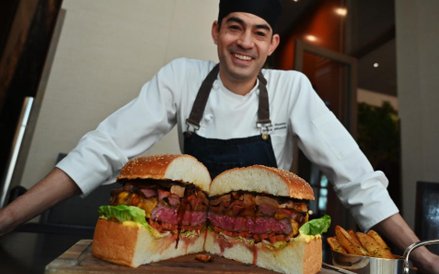 Pozłacany burger na cześć cesarza