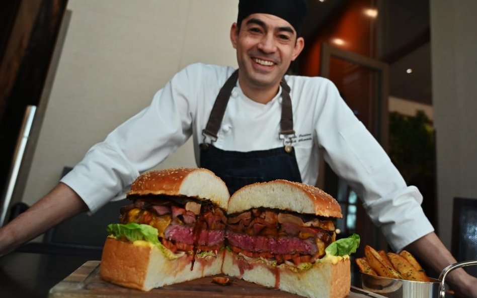 Pozłacany burger na cześć cesarza