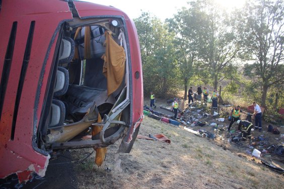 Służby na miejscu wypadku polskiego autokaru na Węgrzech
