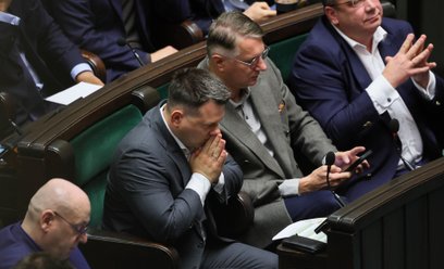 Przemysław Wipler (w środku) w sejmowych ławach