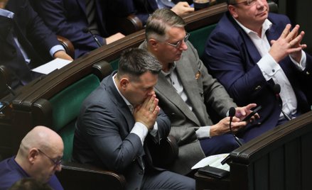 Przemysław Wipler (w środku) w sejmowych ławach