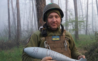 Członek załogi ukraińskiego moździerza
