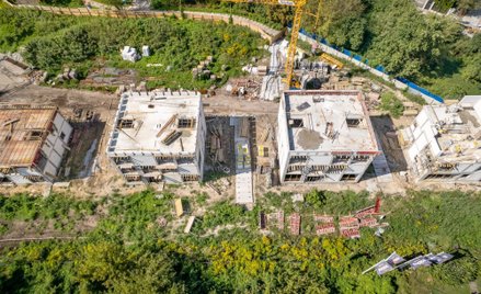 Sezon zimowy nie przeszkadza deweloperom, mocniej aurę odczuwa rynek inwestycji indywidualnych