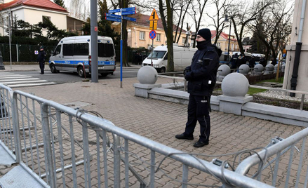 Policja przed ambasadą Izraela w Warszawie, gdzie miało dojść do demonstracji narodowców