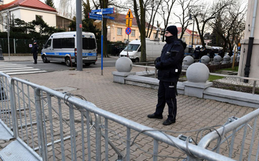 Policja przed ambasadą Izraela w Warszawie, gdzie miało dojść do demonstracji narodowców