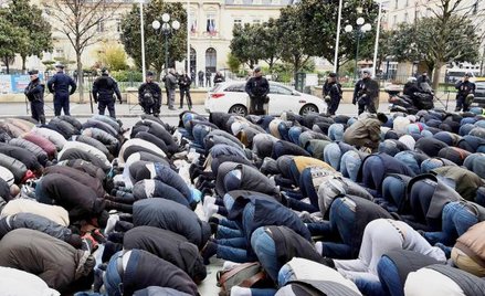 Publiczna modlitwa przed ratuszem w Clichy pod Paryżem