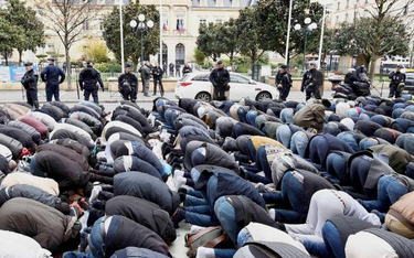 Publiczna modlitwa przed ratuszem w Clichy pod Paryżem