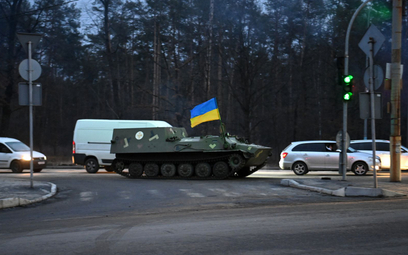 Opancerzony wóz ewakuacji medycznej MT-LB-S z ukraińską flagą na drodze w północno-zachodniej części
