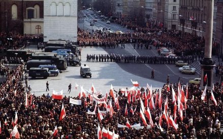 3 maja 1982 roku, plac Zamkowy w Warszawie. Wtedy nikt nie miał wątpliwości, gdzie stało ZOMO