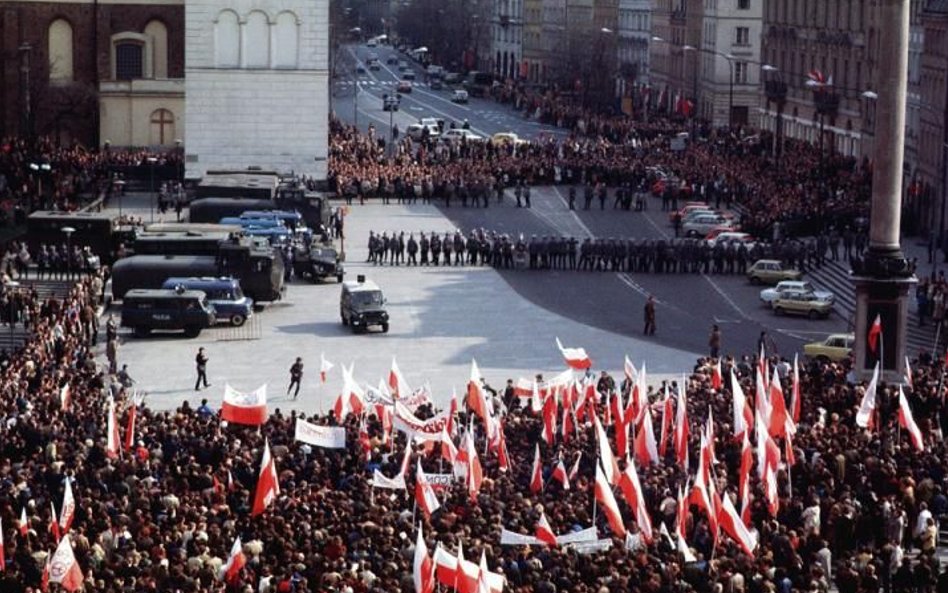 3 maja 1982 roku, plac Zamkowy w Warszawie. Wtedy nikt nie miał wątpliwości, gdzie stało ZOMO