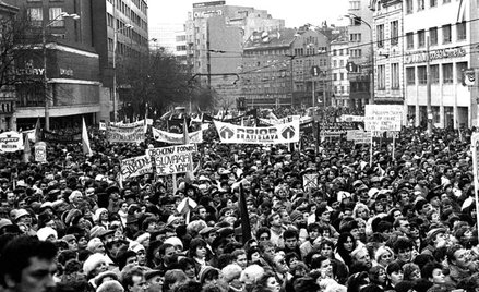 Na wieść o demonstracjach w Pradze także mieszkańcy Bratysławy wyszli na ulice (pap/ctk)