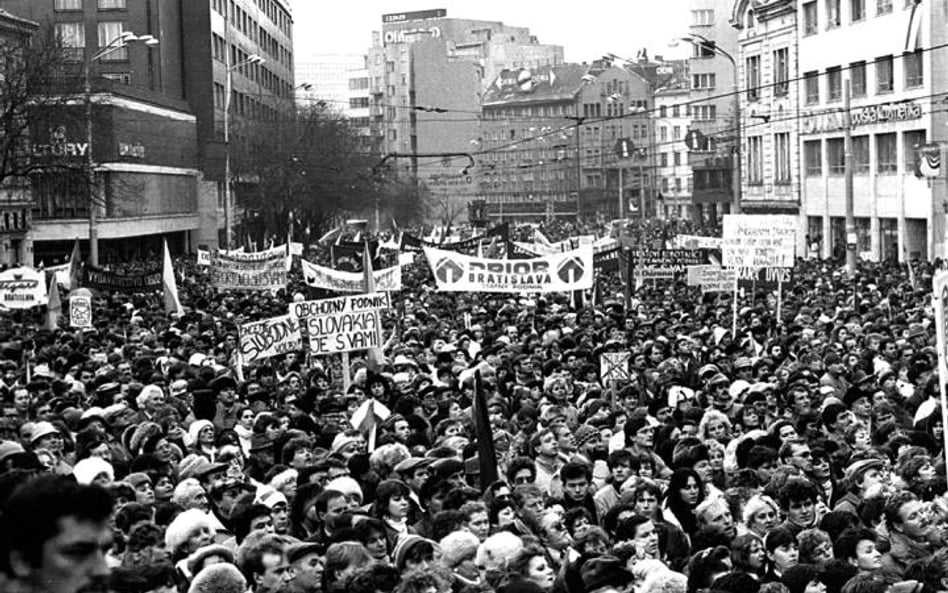 Na wieść o demonstracjach w Pradze także mieszkańcy Bratysławy wyszli na ulice (pap/ctk)