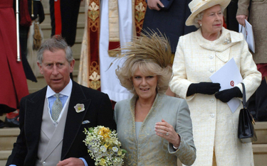 Zdjęcie z 9 kwietnia 2005 r. Książę Karol i księżna Kamila po błogosławieństwie w kaplicy św. Jerzeg