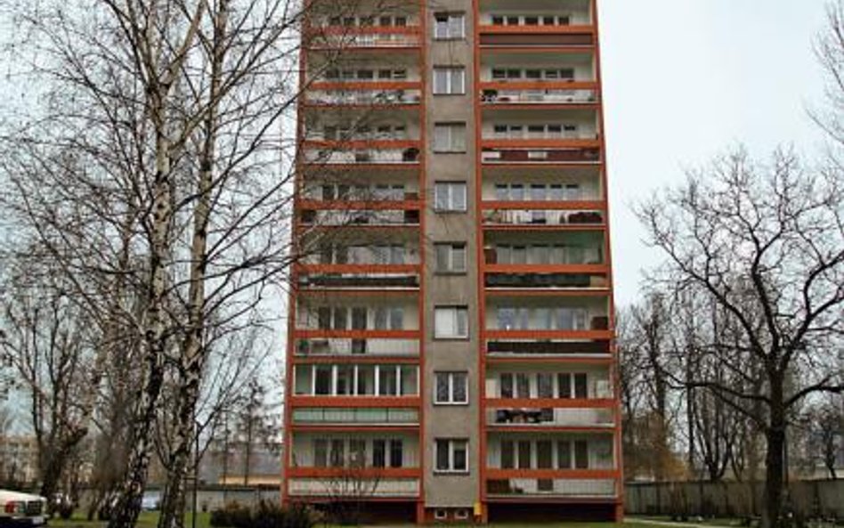 Mieszkańcy bloku przy ul. F. Nullo 20 w Krakowie są zbulwersowani, że spółdzielnia wywiesiła listę, 