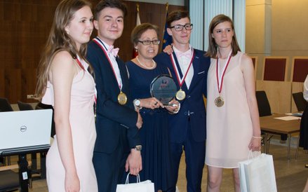 zwycięzcy Turnieju - drużyna I Liceum Ogólnokształcące im. Mikołaja Kopernika w Gdańsku z opiekunem 