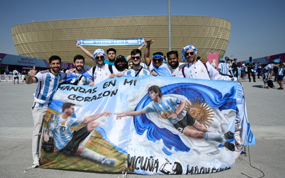 Kibice Argentyny pozują do zdjęć przed stadionem przed rozpoczęciem meczu piłki nożnej Mistrzostw Św