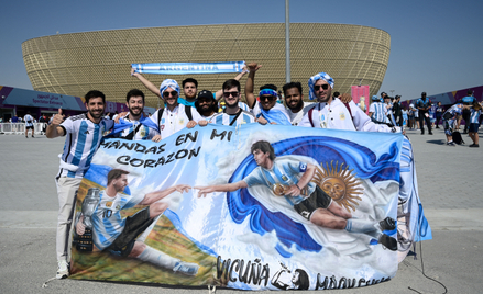 Kibice Argentyny pozują do zdjęć przed stadionem przed rozpoczęciem meczu piłki nożnej Mistrzostw Św