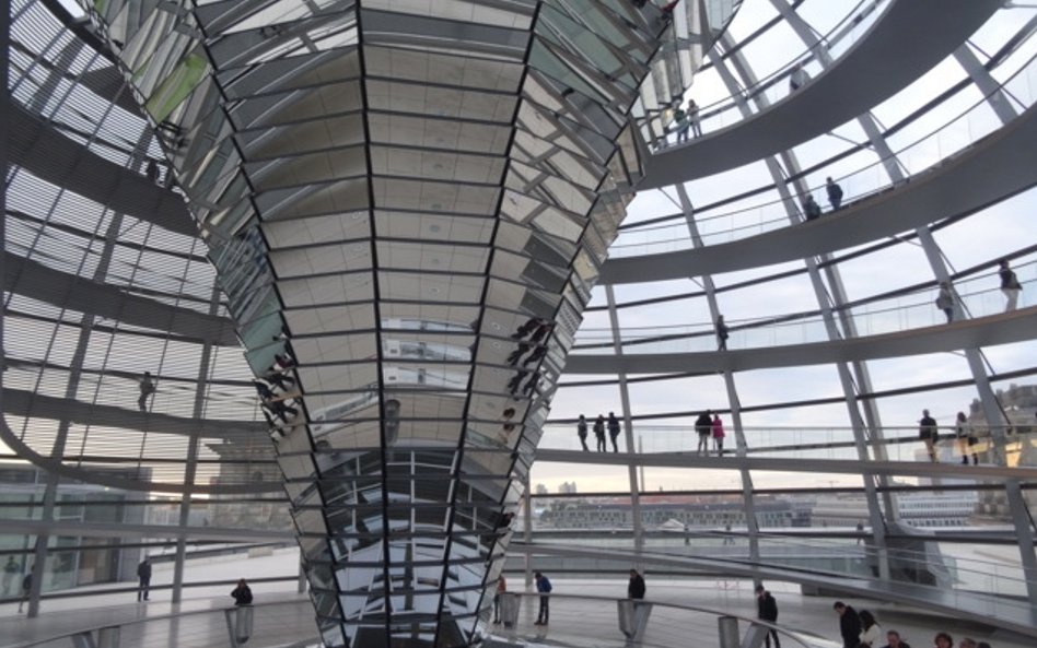 Spacer pod kopułą Normana Fostera