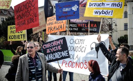 Osią sporu są dwa punkty: aborcja i związki partnerskie. Stosunek społeczeństwa do obu tych pojęć je