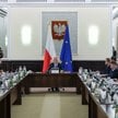 Premier Donald Tusk (C) na posiedzeniu rządu