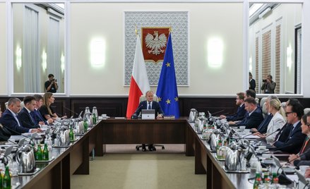 Premier Donald Tusk (C) na posiedzeniu rządu