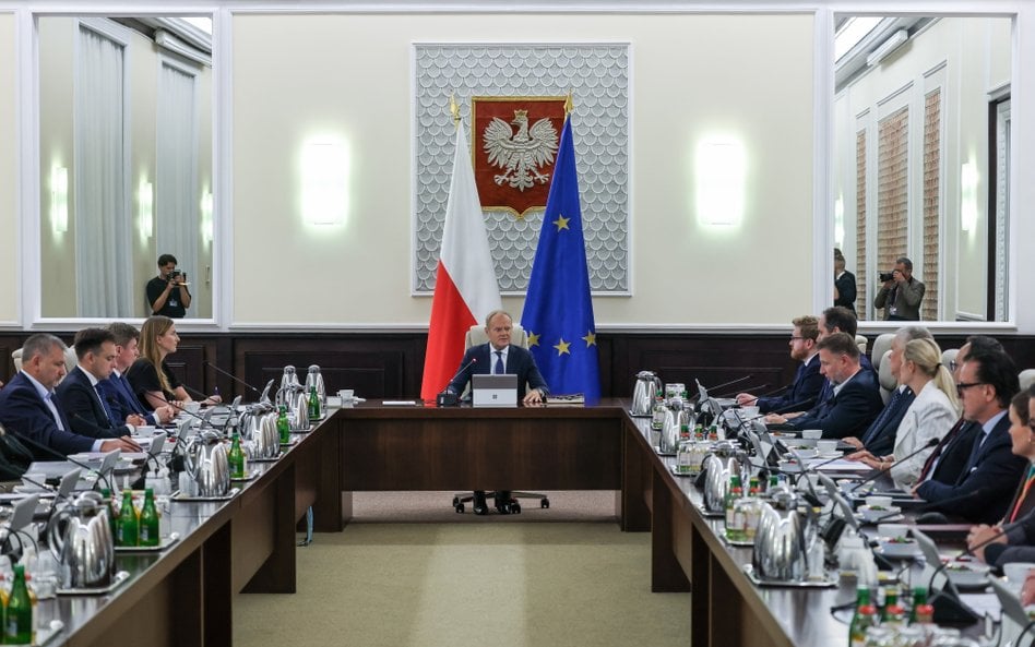 Premier Donald Tusk (C) na posiedzeniu rządu